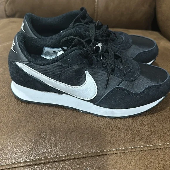 Boys Nike MD Valiant GS size 5Y new in box. - Picture 3 of 6